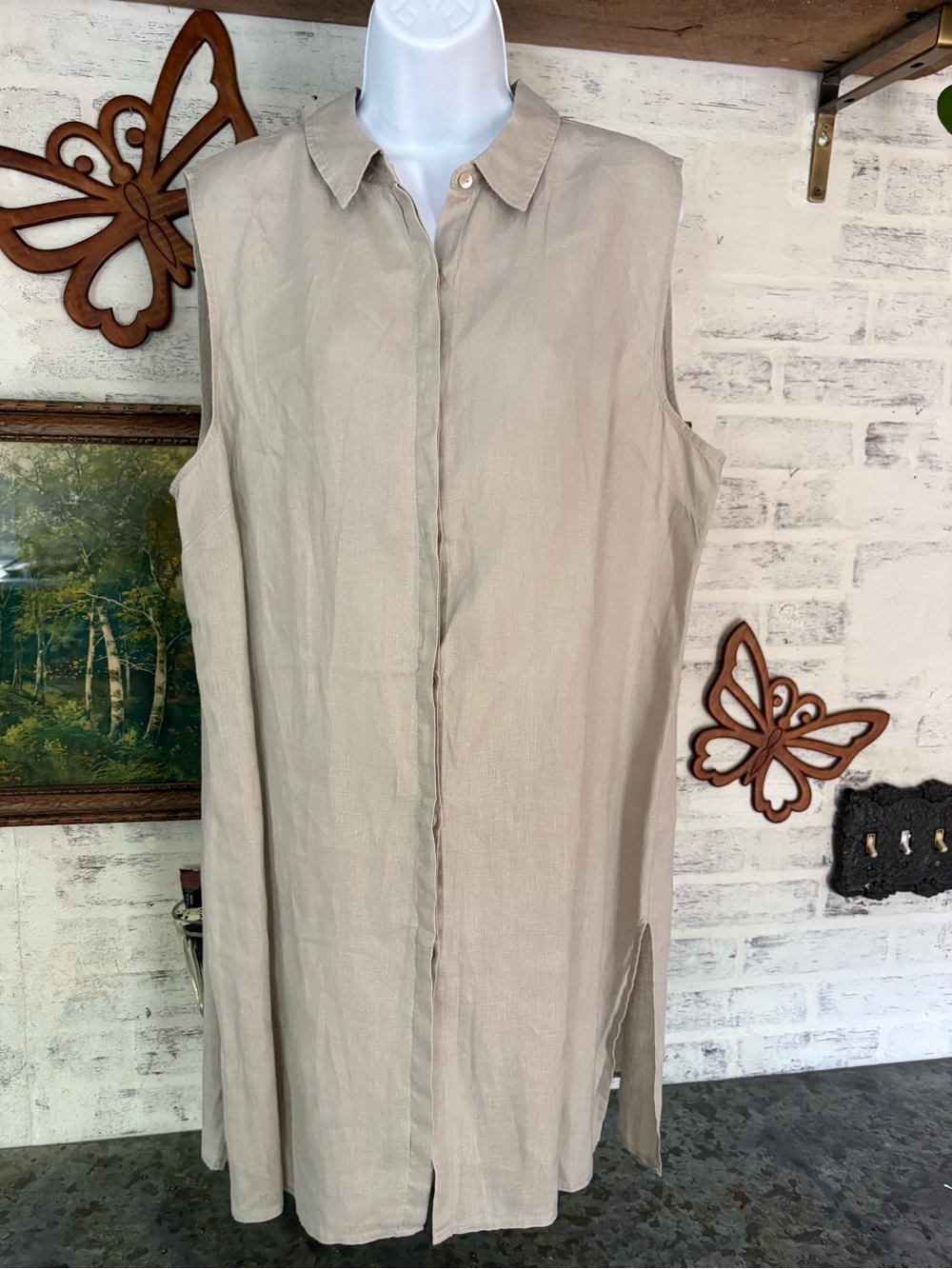This item is a 100% linen sleeveless button-down long shirt/tunic